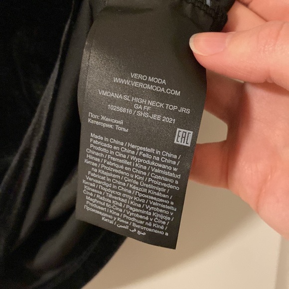 Vero Moda black velvet sleeveless mock neck top - Picture 5 of 5